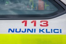 V ovinku zapeljal s ceste, trčil v drevo in umrl