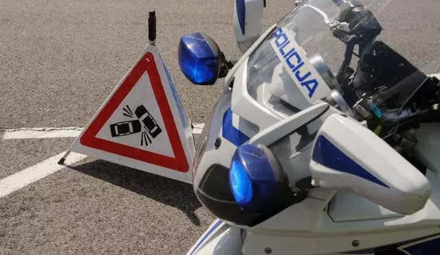 Zaradi prometne nesrece zaprta polovica primorske avtoceste proti ljubljani 01