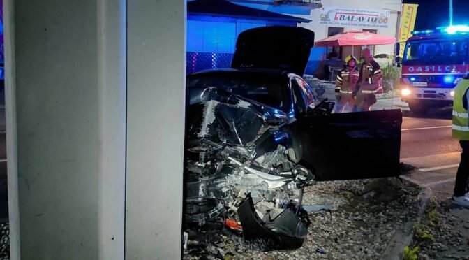 BMW končal v betonskem stebru: nesreča v Krškem, trije pristali v bolnišnici