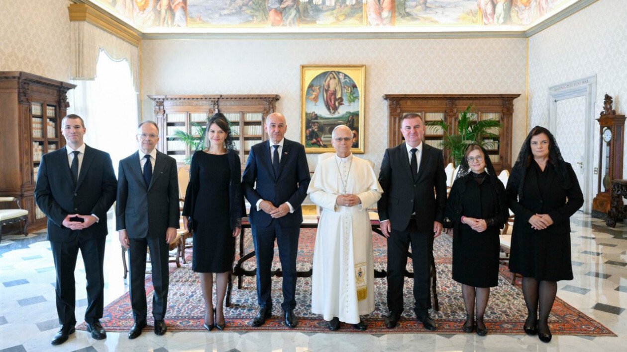 Predsednik vlade Janez Janša s soprogo Urško Bačovnik Janša in spremstvom pri papežu Leonu XIV.