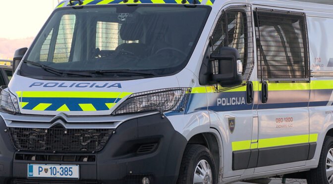 Policija kombi 007