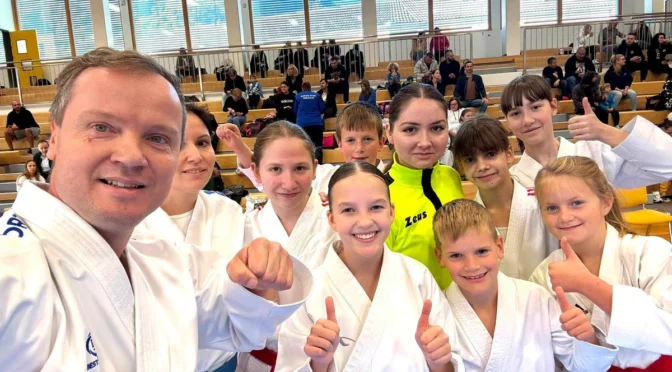Radeški karateisti navdušili na Kozjanskem zmaju: domov s kristalnim pokalom in desetimi medaljami