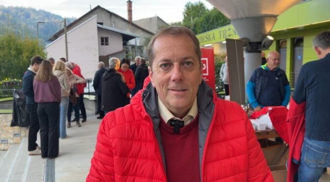 »Radeče bodo v dveh letih prenovljene«: Tomaž Režun na tržnici odprl kampanjo za četrti mandat